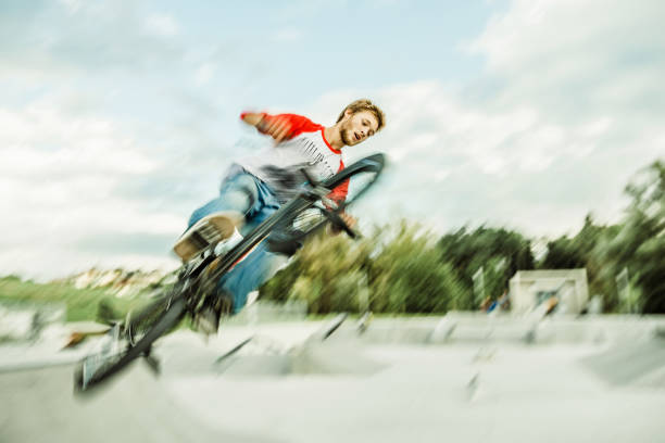 ランプを飛び越えるbmxライダー - bmx cycling bicycle street jumping ストックフォトと画像