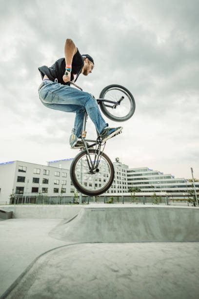 極端なbmxライダー - bmx cycling bicycle street jumping ストックフォトと画像