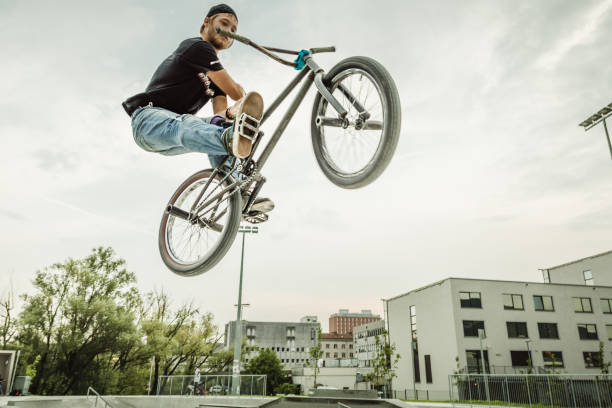 ランプを飛び越えるbmxライダー - bmx cycling bicycle street jumping ストックフォトと画像