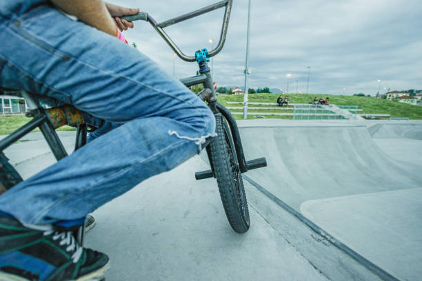 ランプを飛び越えるbmxライダー - bmx cycling bicycle street jumping ストックフォトと画像