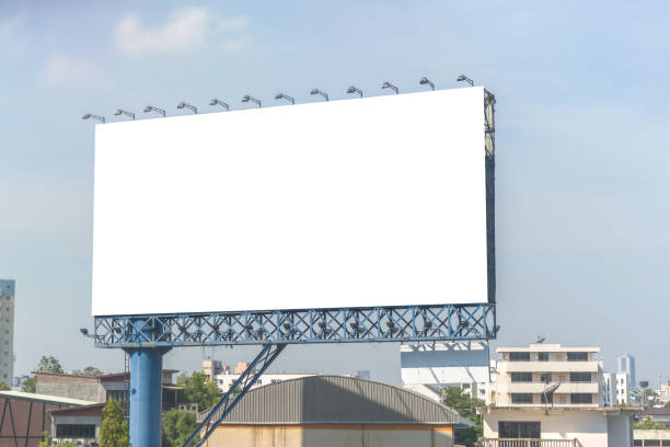 panneau d’affichage blanc sur la route dans la ville pour le fond de publicité - 16377 photos et images de collection