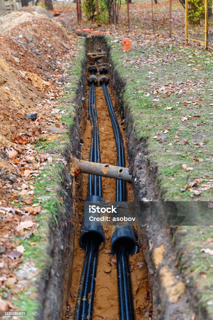 Colocación De Un Cable En El Suelo Nueva Línea Eléctrica Tendida En Una Zanja En El Suelo Foto de stock y más banco de imágenes de Excavar - iStock