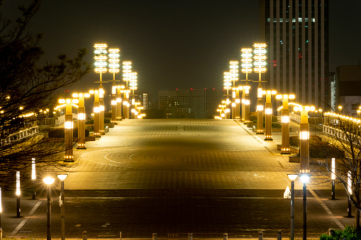 Connecting Aomi and Ariake, the Yume no Ohashi Bridge is a pedestrian bridge some 60 meters wide at its widest point. Events are occasionally held on the bridge itself. On the Akemi Bridge side, you can see Mizunohiroba Park right below you. Designed around the concept of the hustle and bustle of a traditional Japanese festival, be sure to note the unusually shaped lights on the bridge.