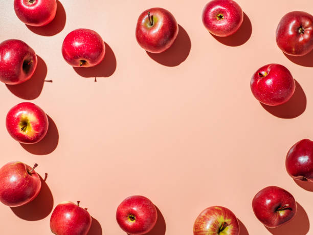 backgroud brilhante com maçãs, copiar espaço no centro - red apple fotos - fotografias e filmes do acervo
