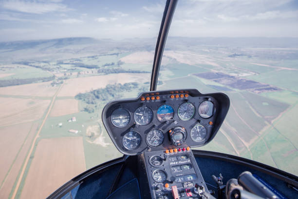 vue de cockpit d’hélicoptère - helicopter cockpit airplane speedometer photos et images de collection