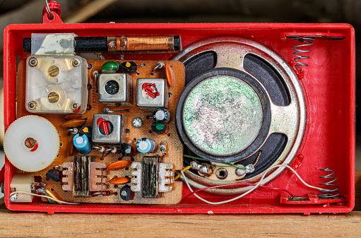 Old transistor radio internal circuit