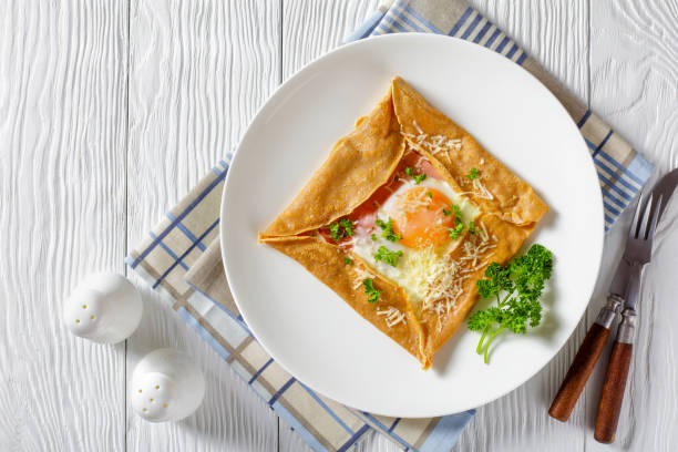 crepe bretón, savory buckwheat galettes bretonnes con huevo frito, queso, jamón - galette fotografías e imágenes de stock