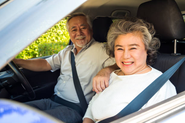 casal asiático de idosos dirigindo um carro e sorri alegremente com feliz expressão positiva durante a viagem de viagem, as pessoas gostam de rir do transporte no conceito de viagem de estrada - wayfaring - fotografias e filmes do acervo