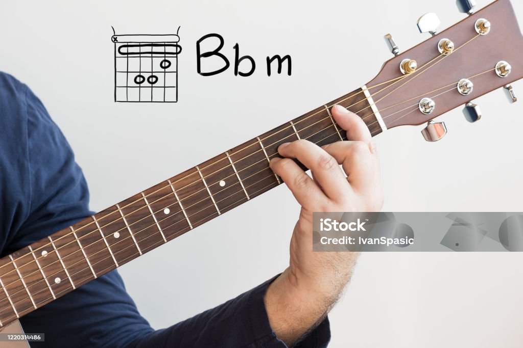 화이트 보드에 표시 기타 코드를 연주 하는 남자 화음 B 플랫 마이너 교습에 대한 스톡 사진 및 기타 이미지 - 교습, 기타-현악기,  손 - Istock