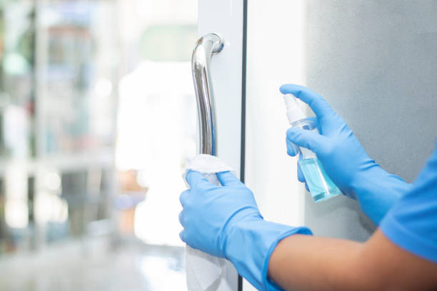 limpador de sanitizador porta da maçaneta limpa proteger vírus bactérias corona 2019 - antibacterial - fotografias e filmes do acervo