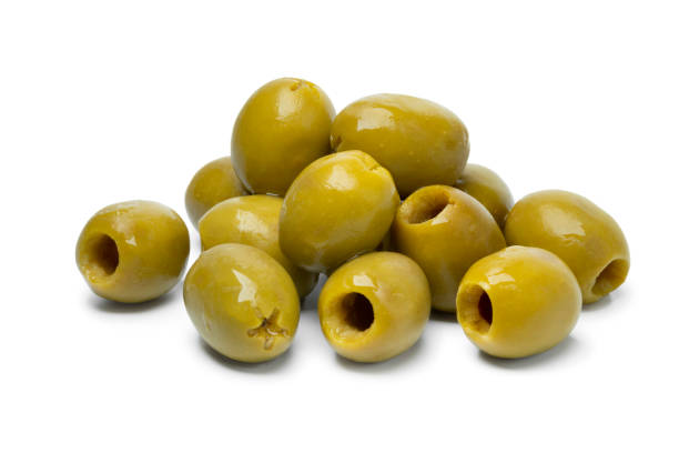 azeitonas verdes pitted como um ingrediente para cozinhar - green olive - fotografias e filmes do acervo