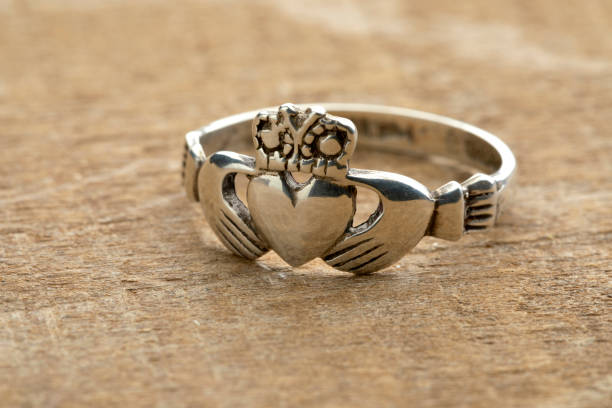 anillo claddagh irlandés de plata - claddagh fotografías e imágenes de stock