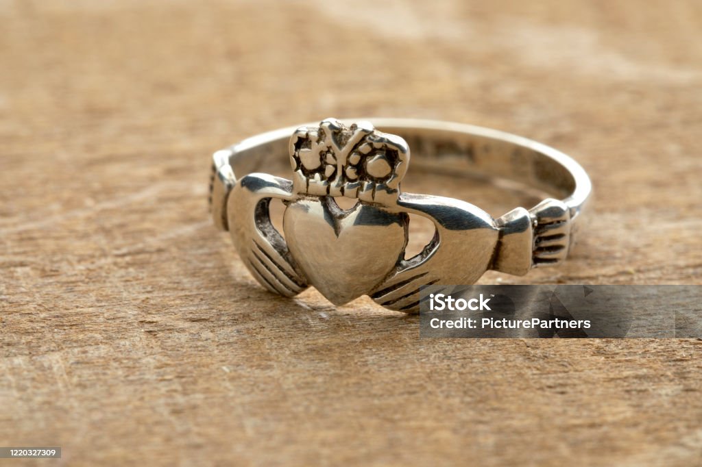 Knipperen vluchtelingen eerlijk Silver Irish Claddagh Ring Stock Photo - Download Image Now - Claddagh, Ring  - Jewelry, Jewelry - iStock