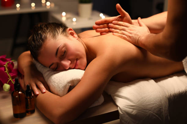 young woman doing relaxing back massage in salon - beauty spa spa treatment health spa orchid imagens e fotografias de stock