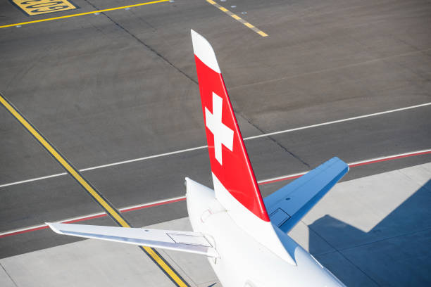 szwajcarskie międzynarodowe linie lotnicze - swiss culture airplane airport business zdjęcia i obrazy z banku zdjęć
