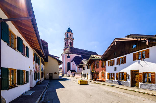 altstadt von mittenwald in bayern - weiler im allgau stock-fotos und bilder