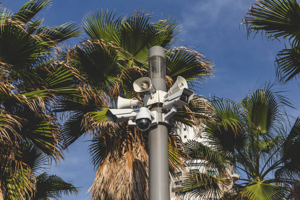 telecamere di sorveglianza in cima a un palo a tel aviv, israele - violate foto e immagini stock