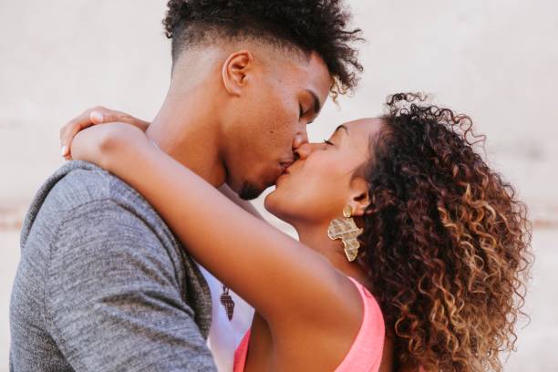 embrassez-moi jusqu’à ce que nous ne soyons plus jeunes - couple black american culture kissing photos et images de collection