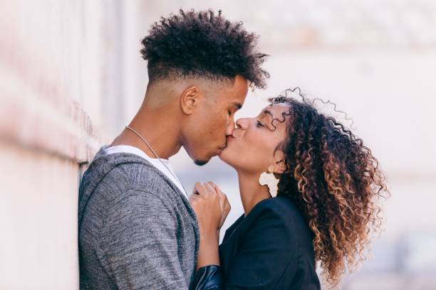 kochająca dziewczyna okazująca miłość publicznie - couple black american culture kissing zdjęcia i obrazy z banku zdjęć