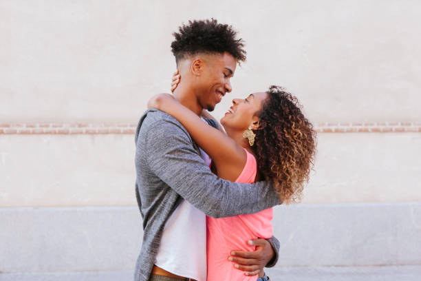 jeune et gratuit amour d’été - couple black american culture kissing photos et images de collection