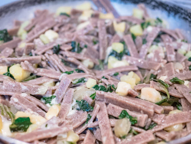 primer plano del suculento y típico plato italiano pizzoccheri. plato típico de valtellina, lombardía, italia. - pizzoccheri homemade tagliatelle italy fotografías e imágenes de stock