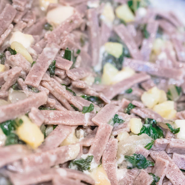 primer plano del suculento y típico plato italiano pizzoccheri. plato típico de valtellina, lombardía, italia. - pizzoccheri homemade tagliatelle italy fotografías e imágenes de stock