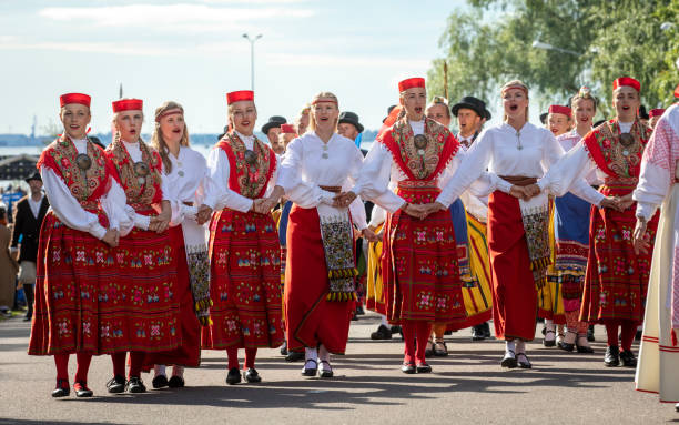 cantantes y bailarines de folk estonian en el recinto del festival de canciones en pirita - parade music music festival town fotografías e imágenes de stock