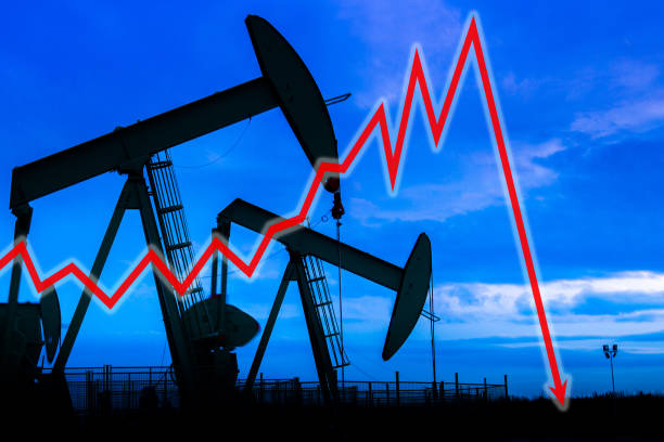 ilustracja przedstawiająca historyczny spadek cen ropy naftowej z olejem w sylwetce w tle - historyczny światowy wypadek zdjęcia i obrazy z banku zdjęć