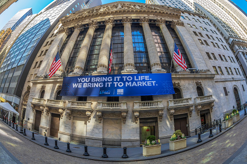 New York: Facade of the New York Stock Exchange on Wall Street, Manhattan.