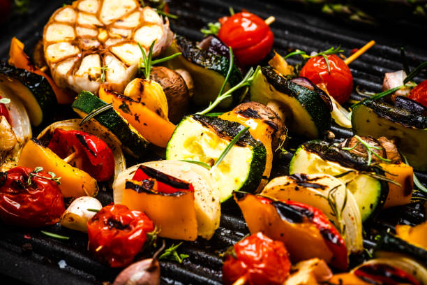 barbecue wegetables alla griglia su spiedini con erbe fresche e spezie. barbecue estivo - heated vegetables foto e immagini stock