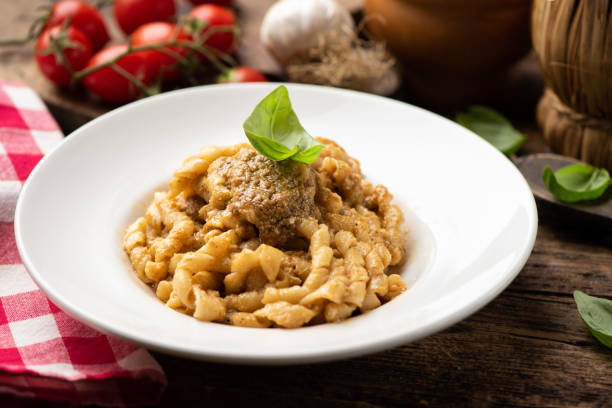 pasta busiate con salsa pesto roja, pesto trapanese - trapani fotografías e imágenes de stock