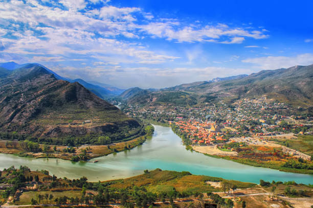 vista da fusão de dois rios kura ou mtkvari e aragvi em um. a antiga capital da geórgia - mtskheta direita . bela vista da cidade mtskheta - kura river - fotografias e filmes do acervo