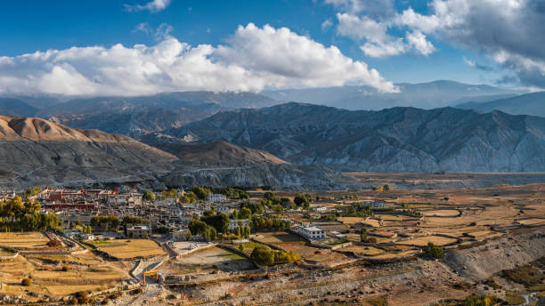 панорамный вид на ло мантан, стол�ицу мустанга, непал гималаи - lo стоковые фото и изображения