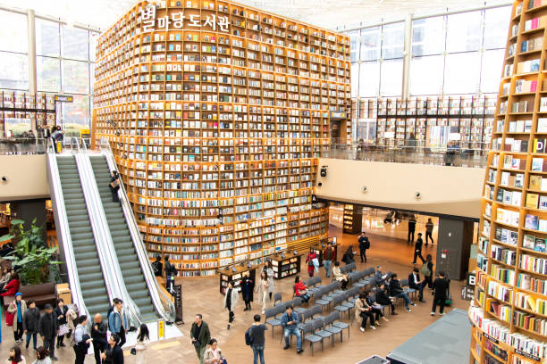 Starfield Library locate as Coex mall, Seoul and this is the famous travel destination Seoul, South Korea, Nov 9, 2018 :Unidentified people walk, read sightseeing at Starfield Library locate as Coex mall, Seoul and this is the famous travel destination kangnamgu stock pictures, royalty-free photos & images