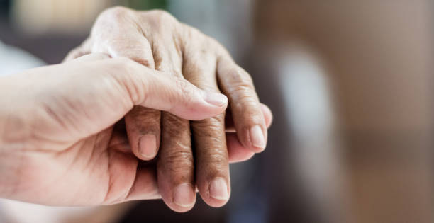 parkinson i alzheimer kobieta starszy pacjent w podeszłym wieku z opiekunem w opiece hospicyjnej. ręka lekarza ze stetoskopem sprawdza osoby starsze. stary starzenia się osoba widząc lekarza w szpitalu. - community outreach aging process human age retirement zdjęcia i obrazy z banku zdjęć