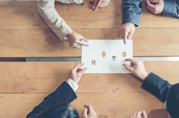 Implement improve puzzel solve connections together with synergy strategy team building organizing connection by trust communication. Hands of stakeholders business trust team holding jigsaw puzzle implementar mejorar las conexiones de resolución de puzzel junto con la creación de equipos de estrategia de sinergia organizando la conexión por comunicación de confianza. manos de partes interesadas equipo de confianza empresarial que sostiene rompec