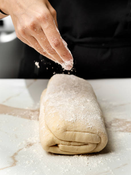 fabrication de pâte de croissant, pâte de croissant pétrissante, mains préparant la pâte, fabrication de pâte, - rolling dough pastry apron photos et images de collection