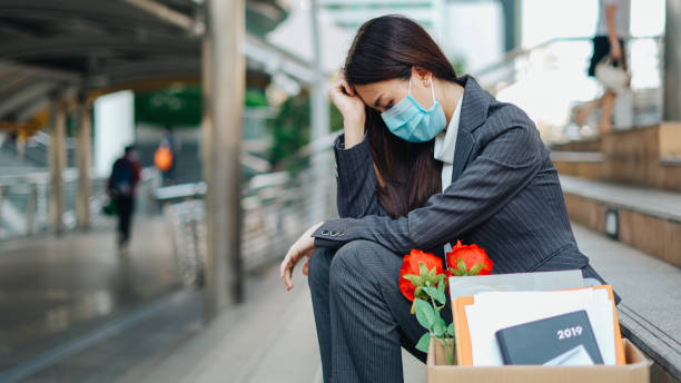 アジアの女性 コビッド�ウイルス危機の失業 19 - out of work ストックフォトと画像