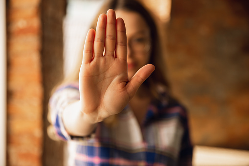 Vista de cerca de la joven haciendo stop gesto con la mano. Retrato aislado recortado photo