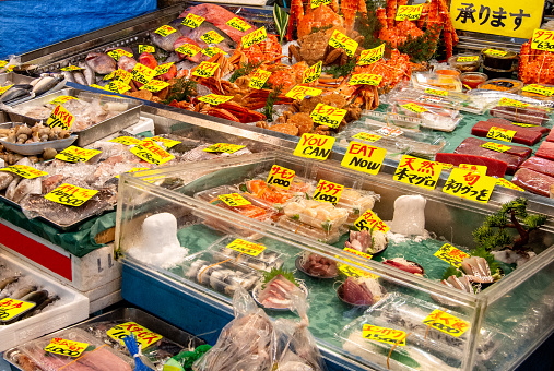 Parada de pescado en el Mercado de pescado de Tsukiji photo