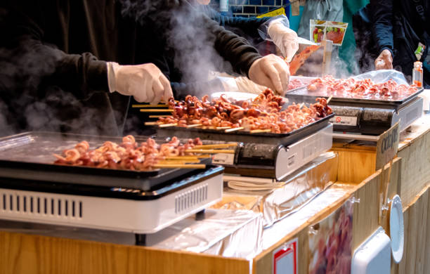 pulpitos au marché aux poissons de tsukiji - tuna steak grilled tuna food photos et images de collection
