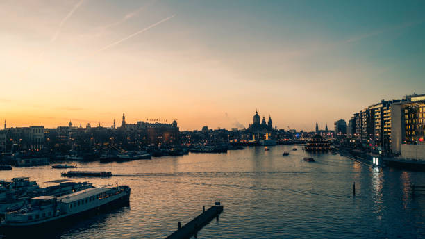 sonnenuntergang auf nemo museum amsterdam silvester 2019 - nemo museum stock-fotos und bilder