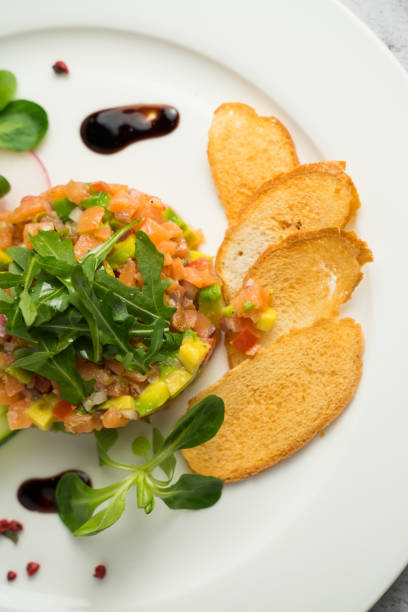 tartare di salmone con verdure servite con crostini - red potato red organic cooking foto e immagini stock