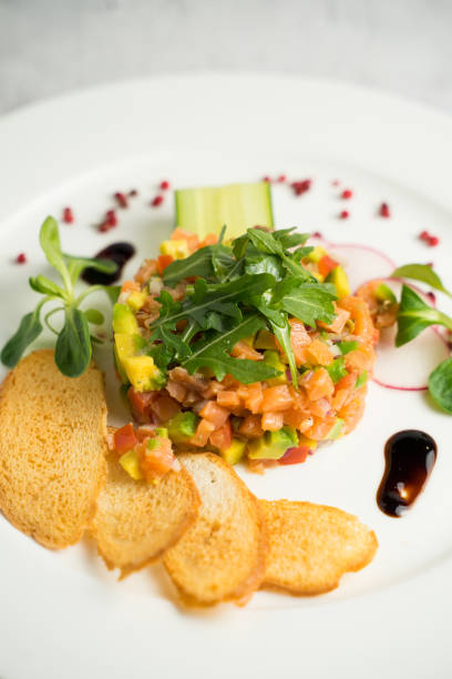 tartare di salmone con verdure servite con crostini - red potato red organic cooking foto e immagini stock