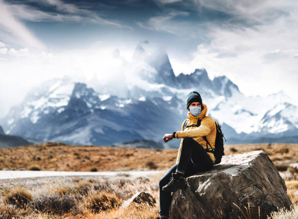 zaino in spalla al momento del corona virus - argentina patagonia andes landscape foto e immagini stock