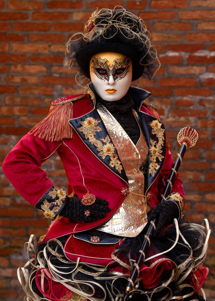ヴェネツィアカーニバルでの伝統的なマスクとコスチューム - mardi gras tourism human face travel ストックフォトと画像
