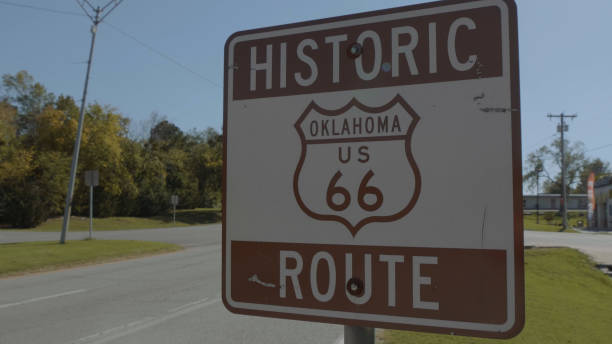 signe historique de route 66 en oklahoma - oklahoma agriculture landscape nature photos et images de collection