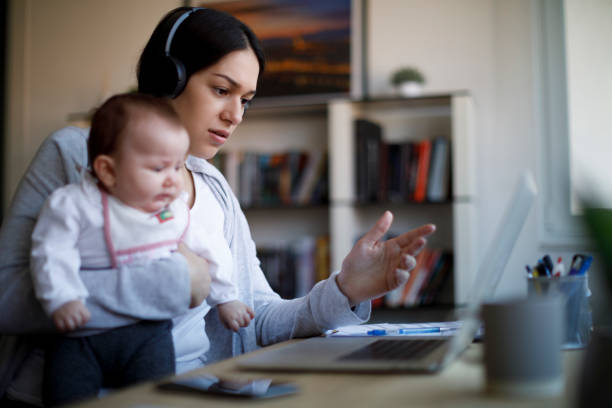 joven madre frustrante tener videollamada de negocios en la computadora portátil en casa - babies and children audio fotografías e imágenes de stock