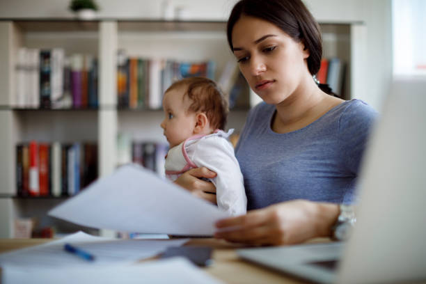 giovane madre preoccupata che lavora da casa - businesswoman form finance women foto e immagini stock