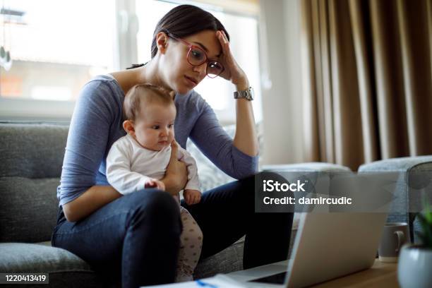 Müde Junge Mutter Arbeitet Von Zu Hause Aus Stockfoto und mehr Bilder von Mutter - Mutter, Stress, Rechnung